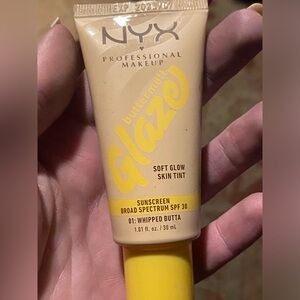 NYX Buttermelt Glaze Soft Glow Skin Tint - 01: Whipped Butta